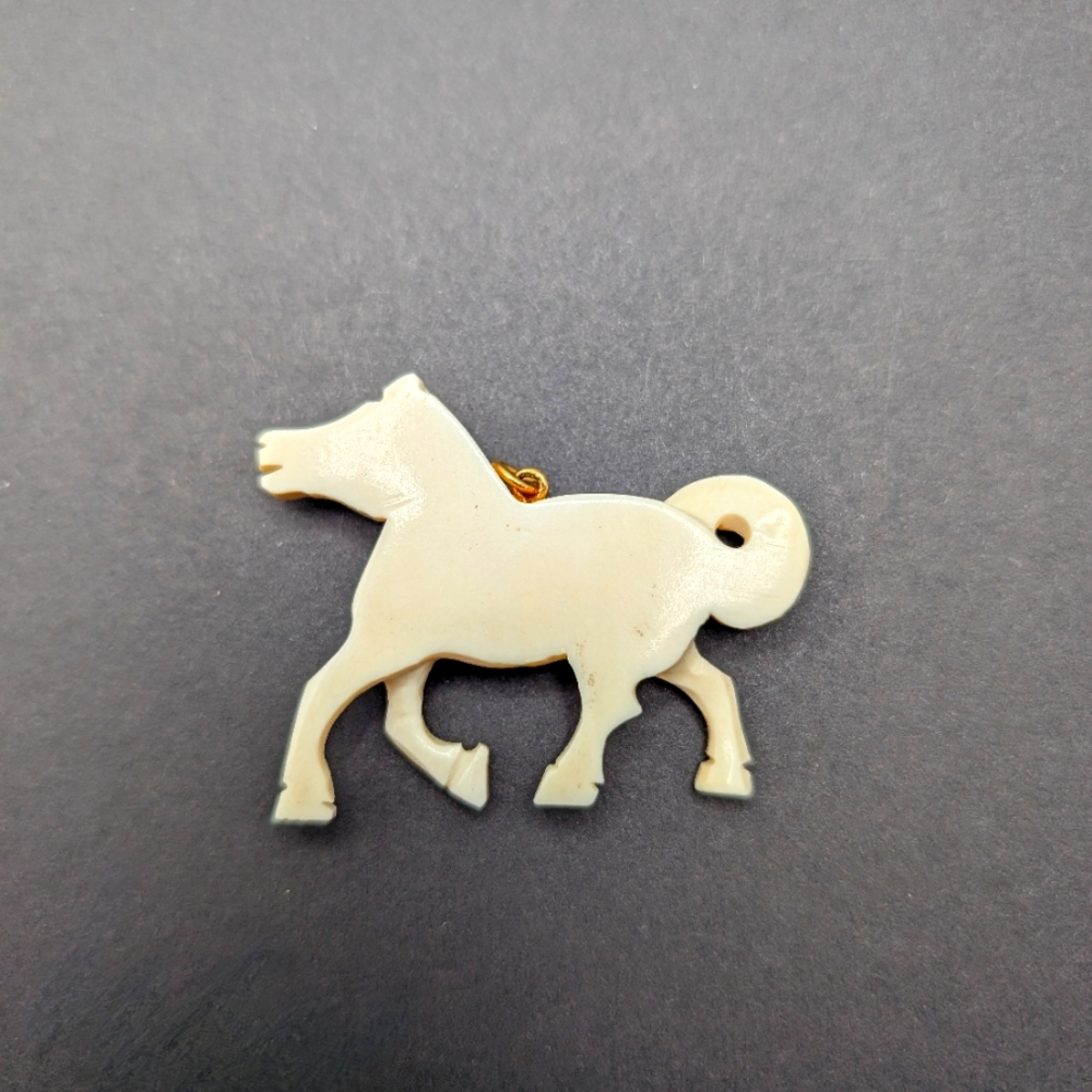 Cream Bone Horse Pendant - Picture 3 of 3